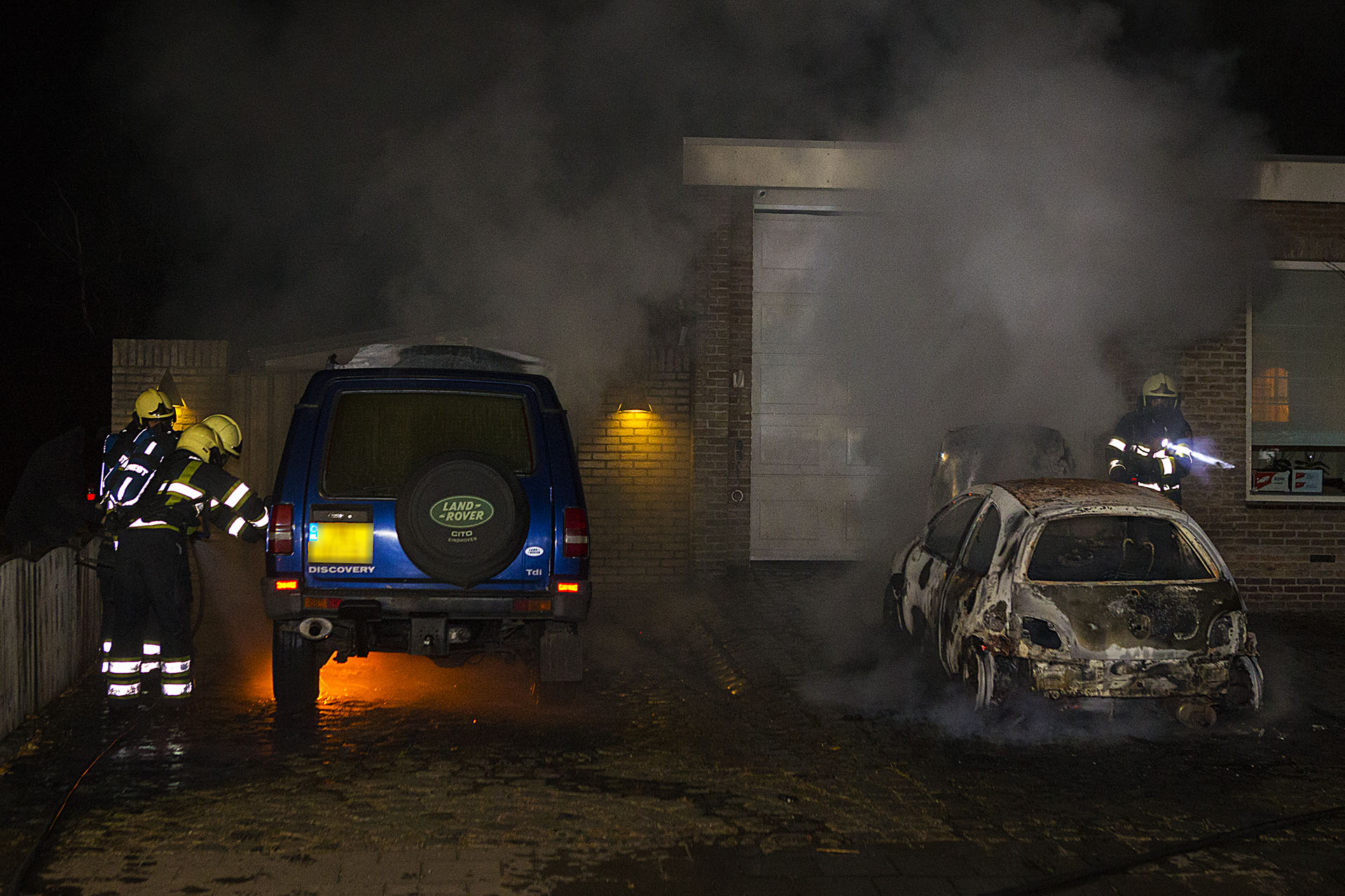 Auto's uitgebrand op oprit bij woning in Best