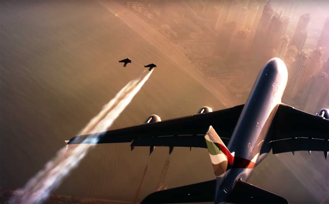 Twee jetmannen vliegen samen met Airbus A380 van Emirates