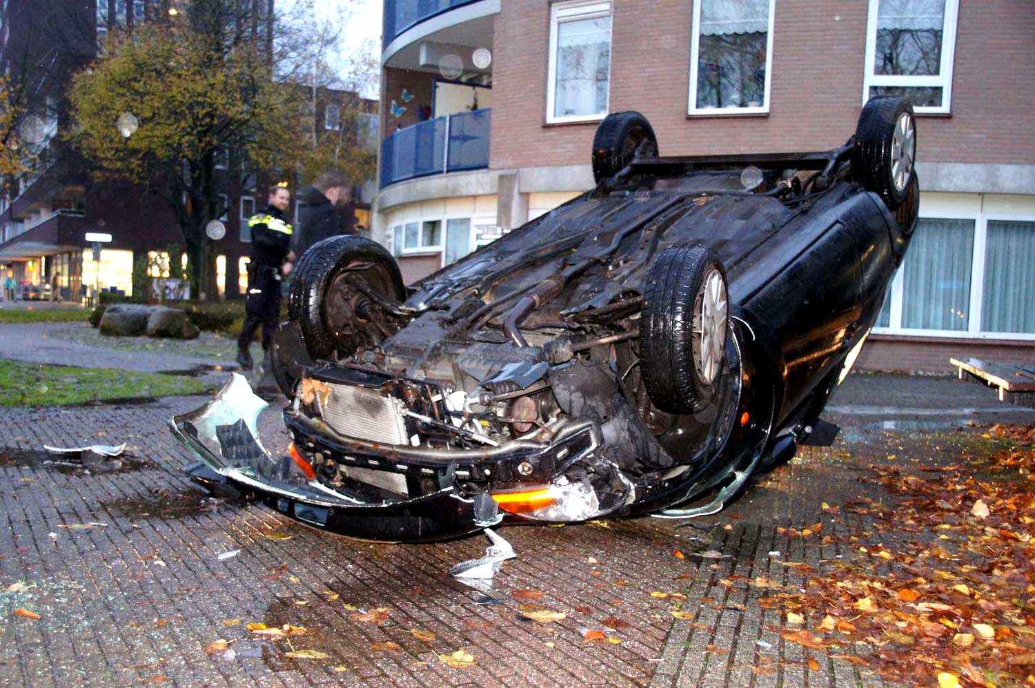Auto over de kop geslagen in Emmen