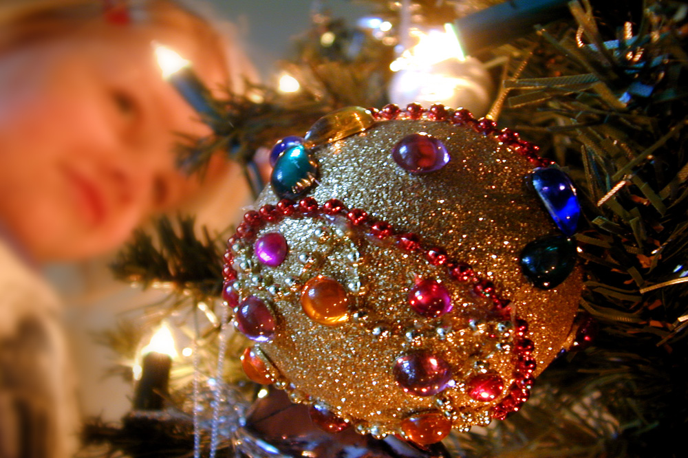 Foto van kerstboom bal en kind | Archief EHF