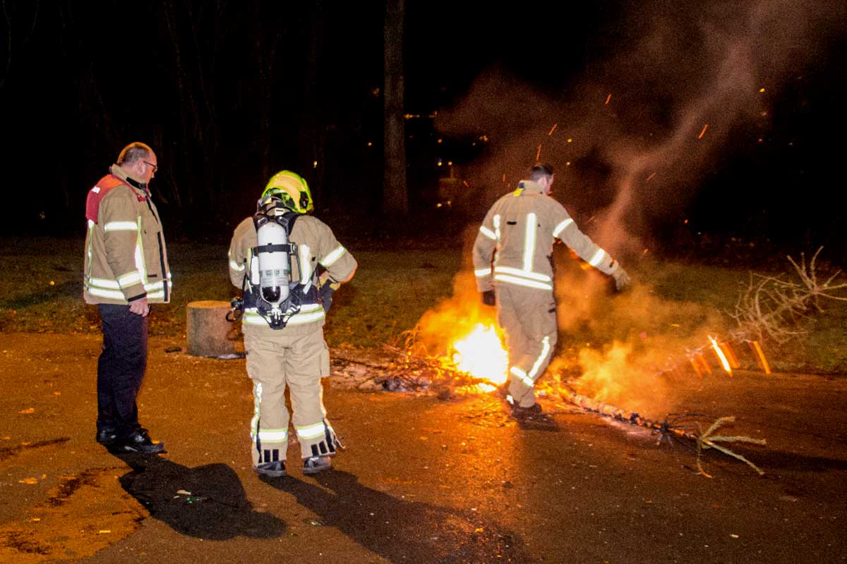 Kerstbomen in brand op skatebaan