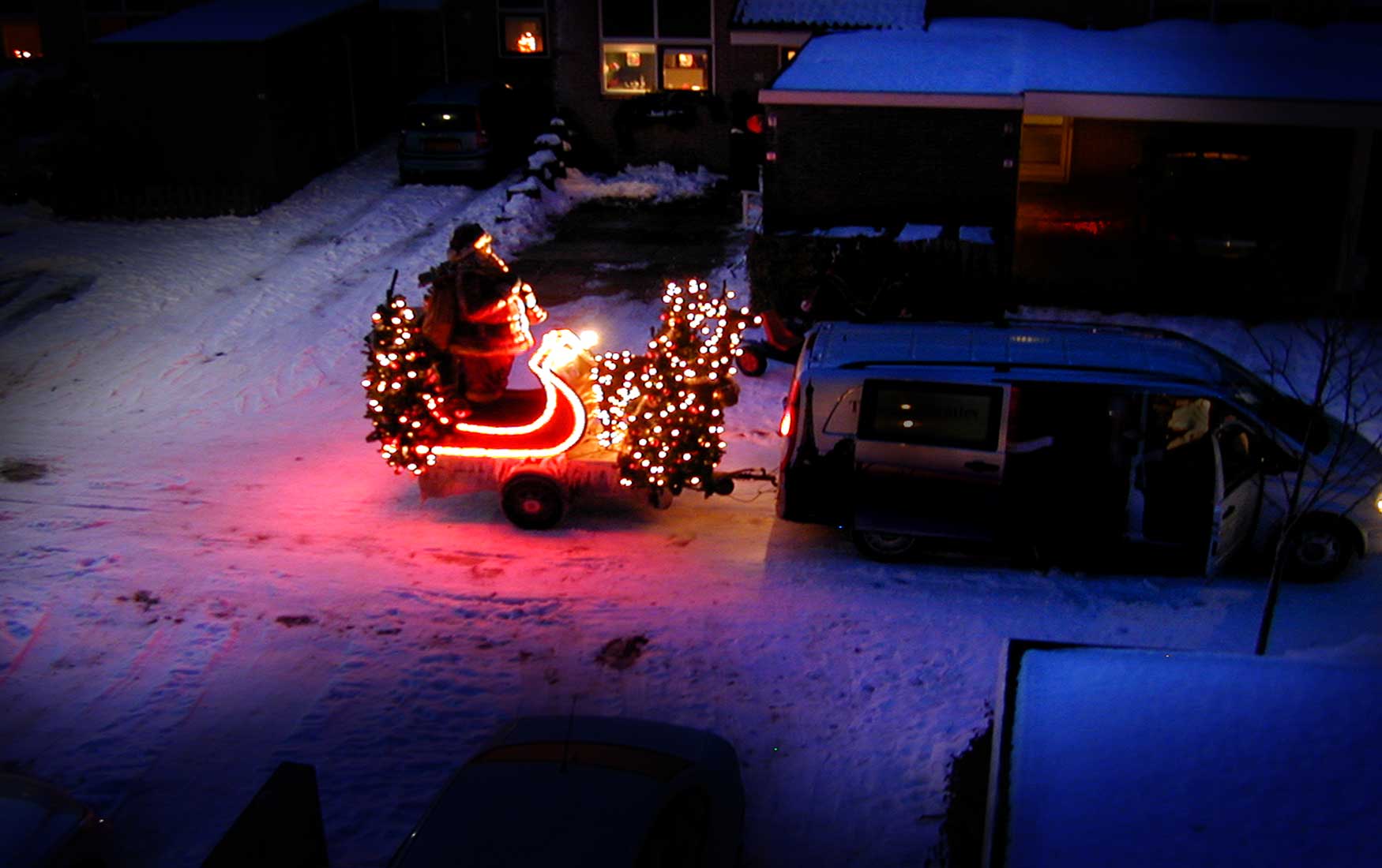 kerstman-arrenslee-sneeuw-straat-donker