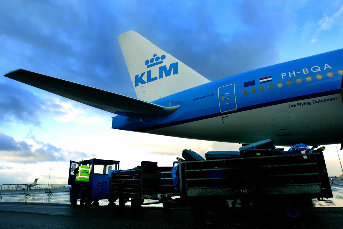 klm-koffer-bagage-platform-vliegtuig