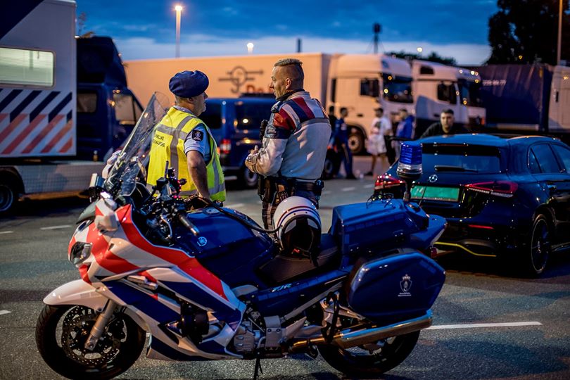 Marechaussees tijdens controle