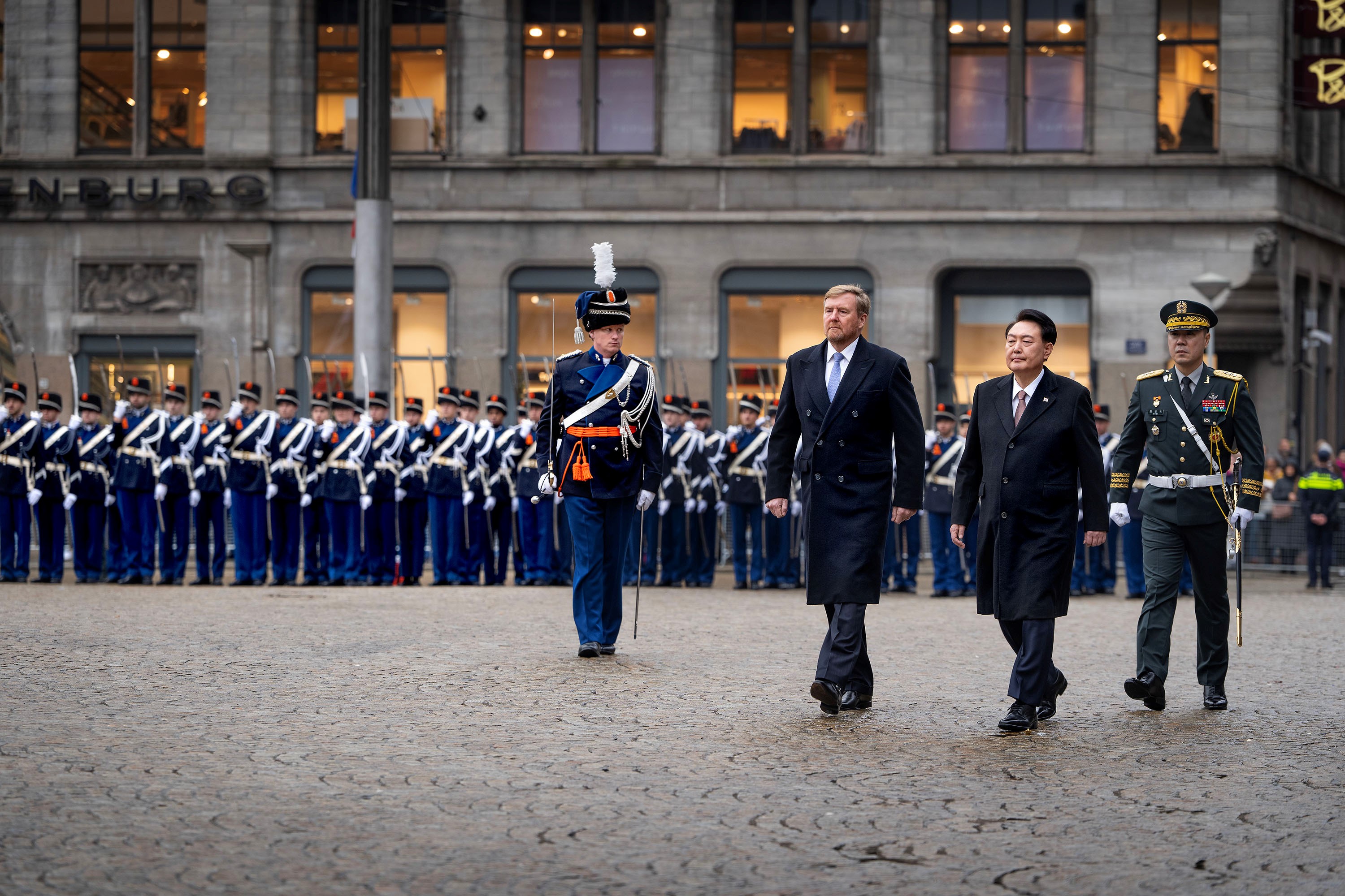 Koning Willem-Alexander en de Zuid-Koreaanse president Yoon Suk Yeol op de Dam in Amsterdam