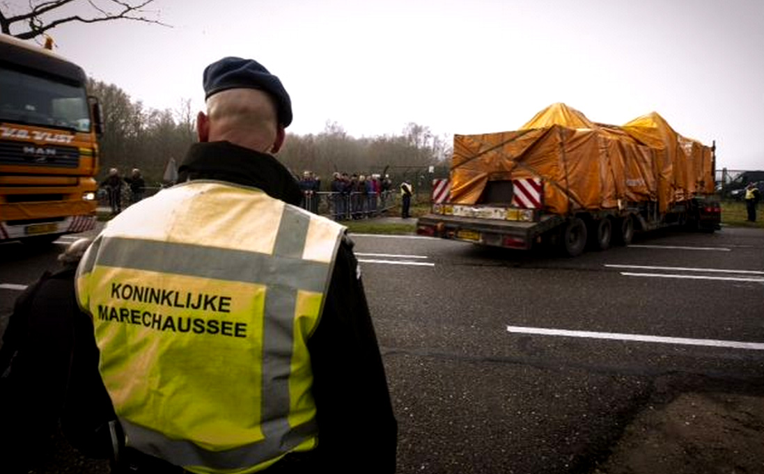Laatste  konvooi met wrakstukken MH17 in Gilze Rijen aangekomen