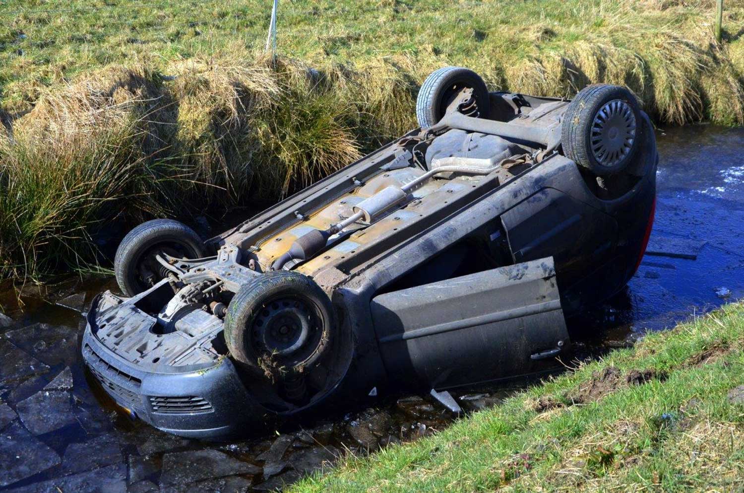 Auto op de kop in de sloot in Zuidbroek, bestuurder ongedeerd