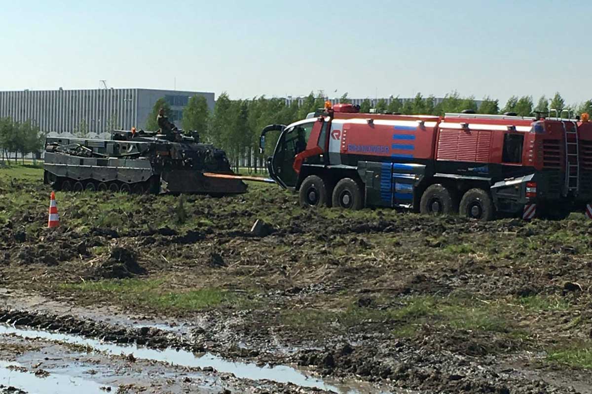 Leopard-2 bergingstank trekt crashtender Schiphol uit de modder