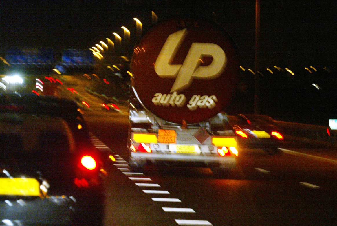 Vrachtauto met LPG in brand A27
