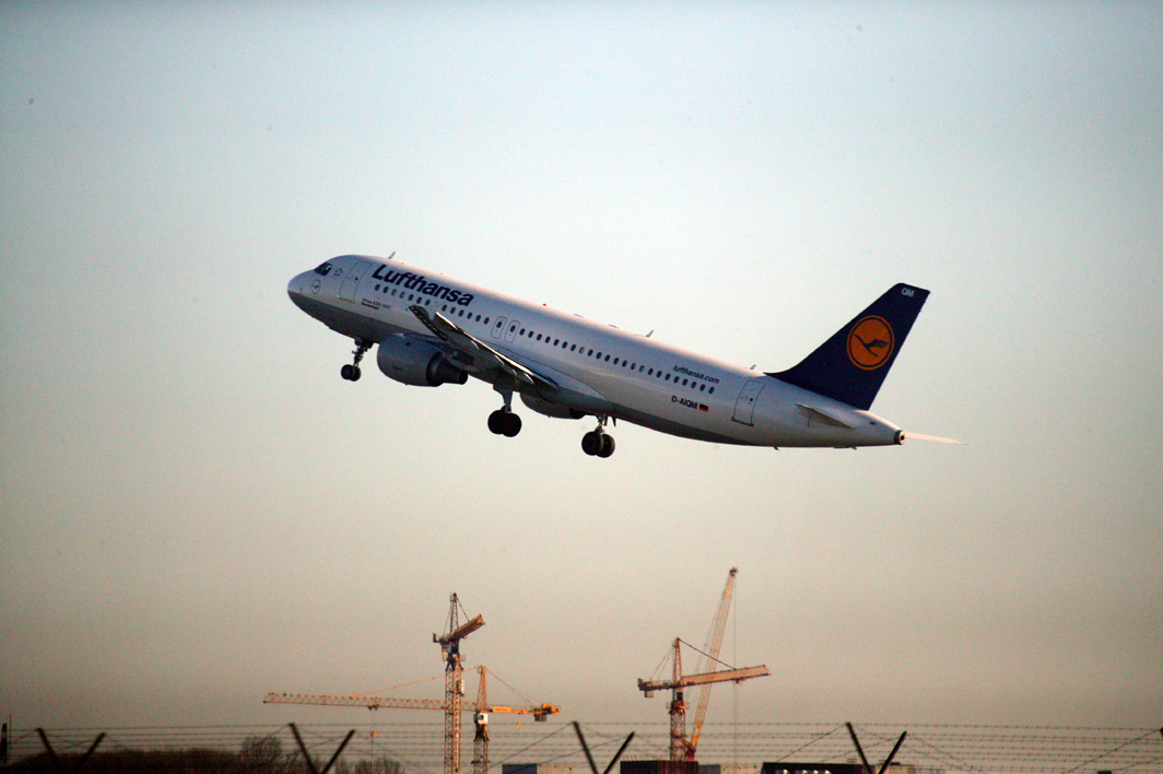 Man probeert tijdens vlucht deur toestel Lufthansa te openen