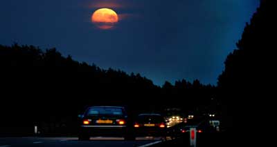 Foto van snelweg in donker met maan | Archief EHF