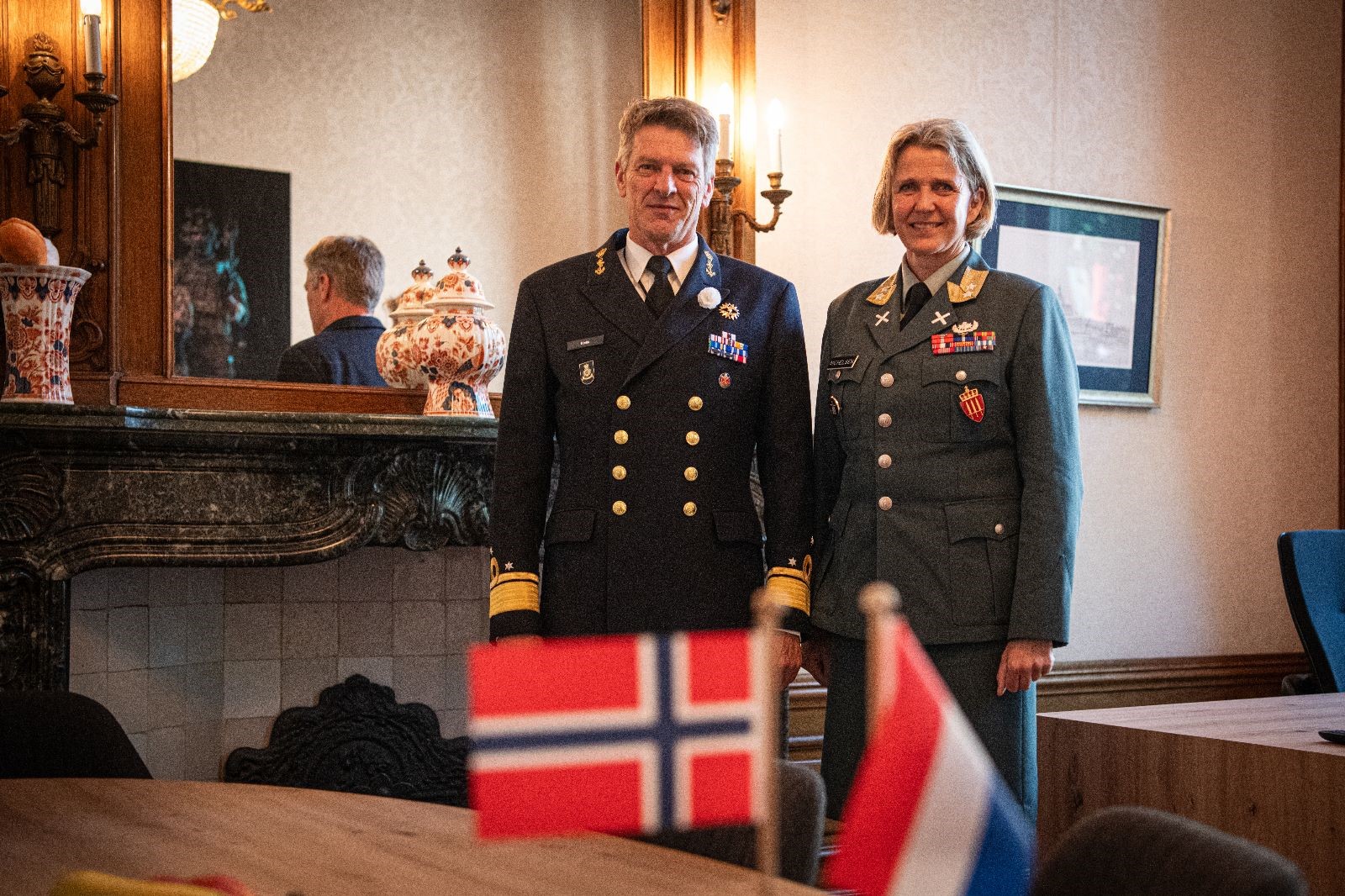 De Noorse Elisabeth Michelsen naast plaatsevervangend Commandant der Strijdkrachten viceadmiraal Boudewijn Boots.