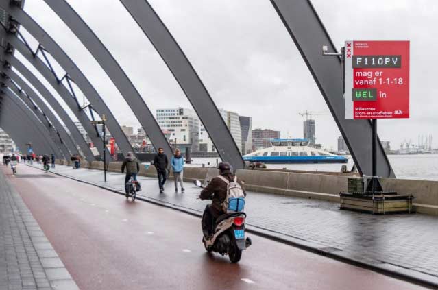 Amsterdam plaatst kentekencheckers voor milieuzone brommers en snorfietsen