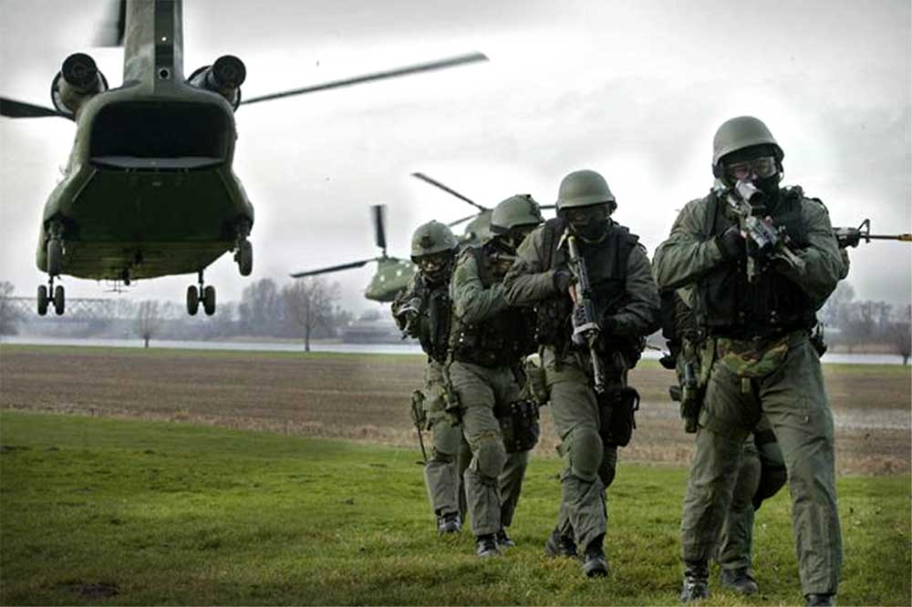 Foto van militairen bij helikopter | Min. Defensie