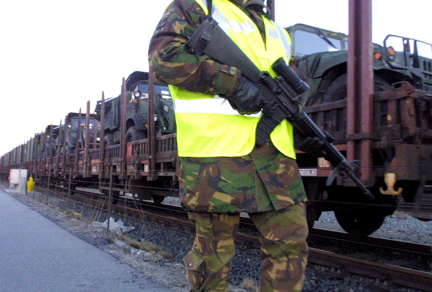 militair-transport-vuurwapen-trein