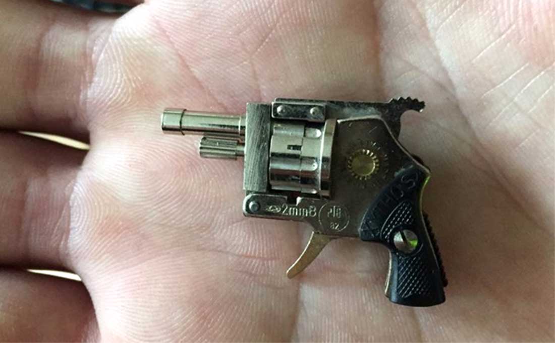 Politie vindt thuis bij overleden Amsterdammer kleinste revolver ooit  