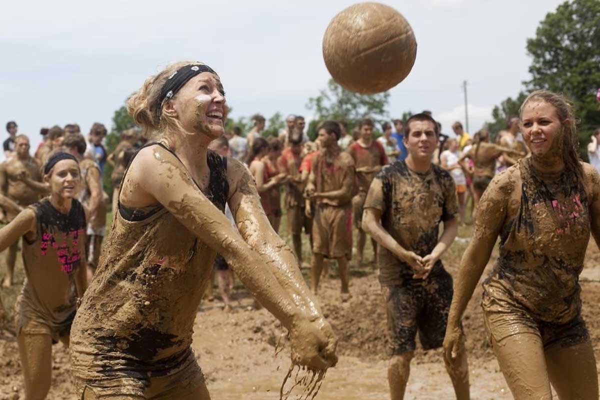 Lekker volleyballen in de Limburgse modder