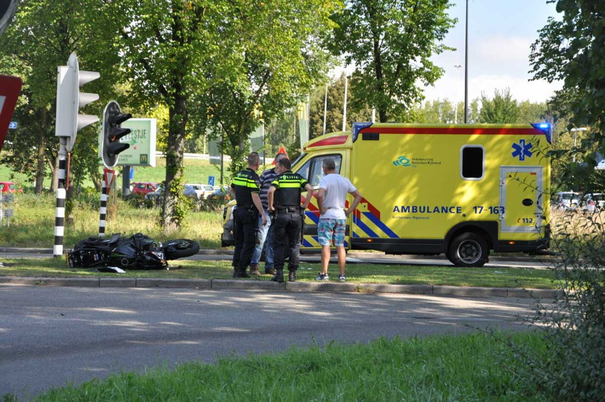 Motorrijder gewond na aanrijding met busje
