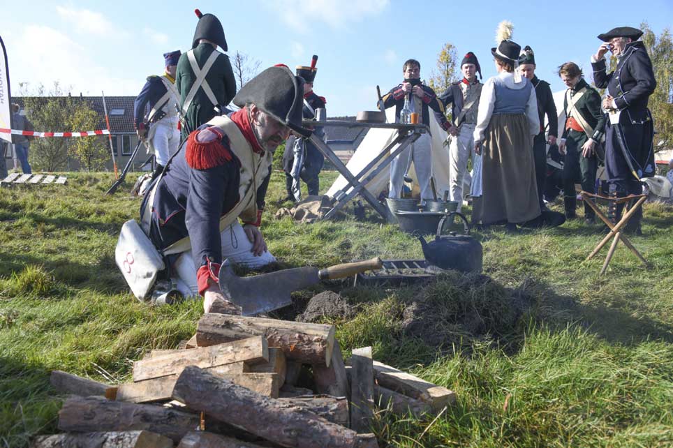 Soldaten Napoleon tonen wapens op het Franse Kamp in Austerlitz tijdens Nationale Archeologiedagen