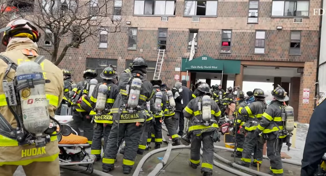 19 doden, onder wie 9 kinderen, bij dramatische flatbrand in New York