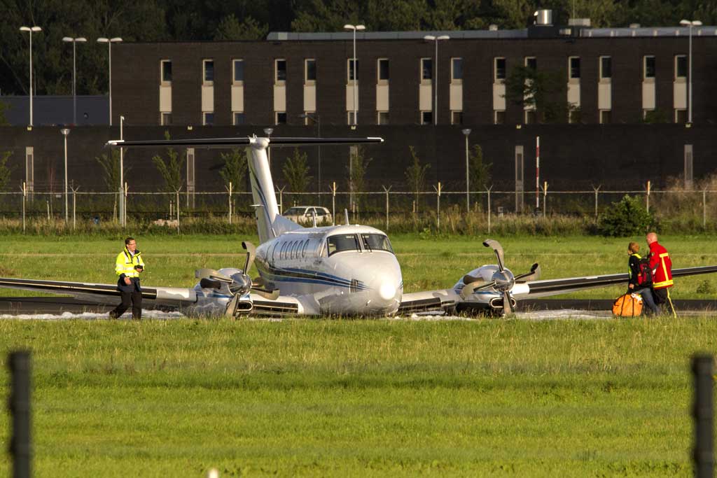 Vliegtuig zakt tijdens landing door landingsgestel