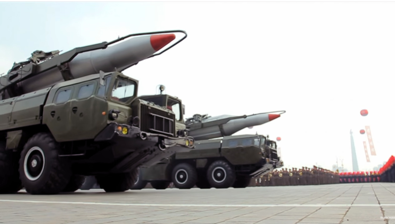 Noord-Korea laat spierballen zien tijdens militaire pararde