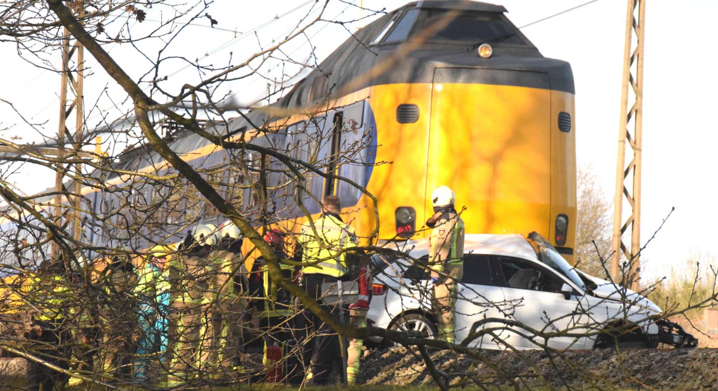 Dode bij aanrijding tussen auto trein in Meppel