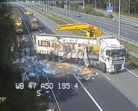 A50 afgesloten na ongeval vrachtwagen