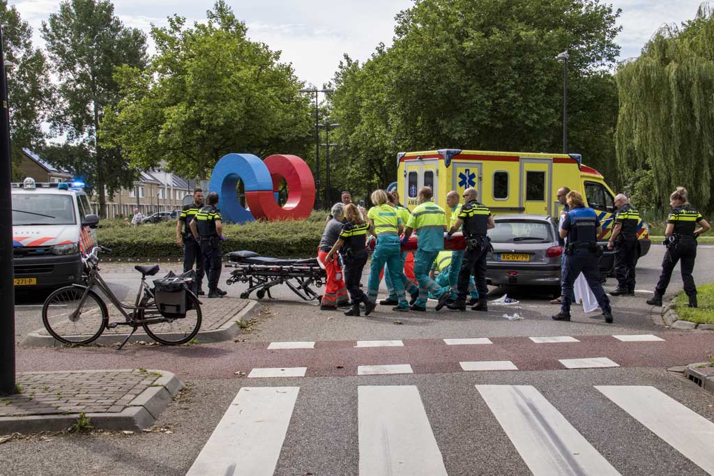 Fietser zwaargewond na aanrijding met auto in Vlaardingen