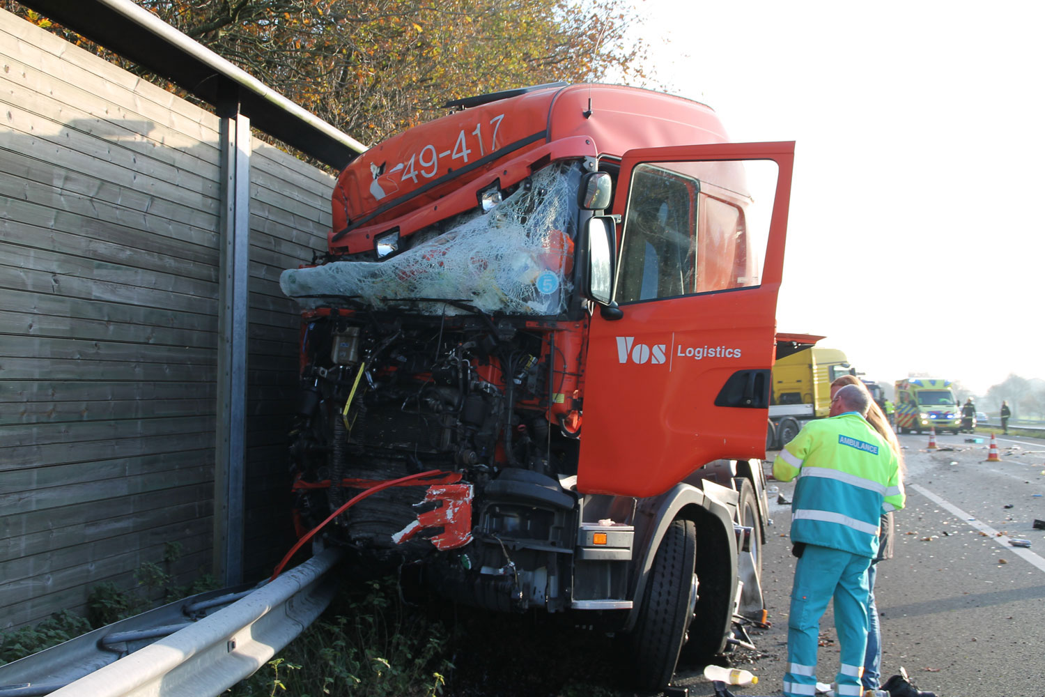 A28 dicht: vrachtwagen rijdt op botsabsorber