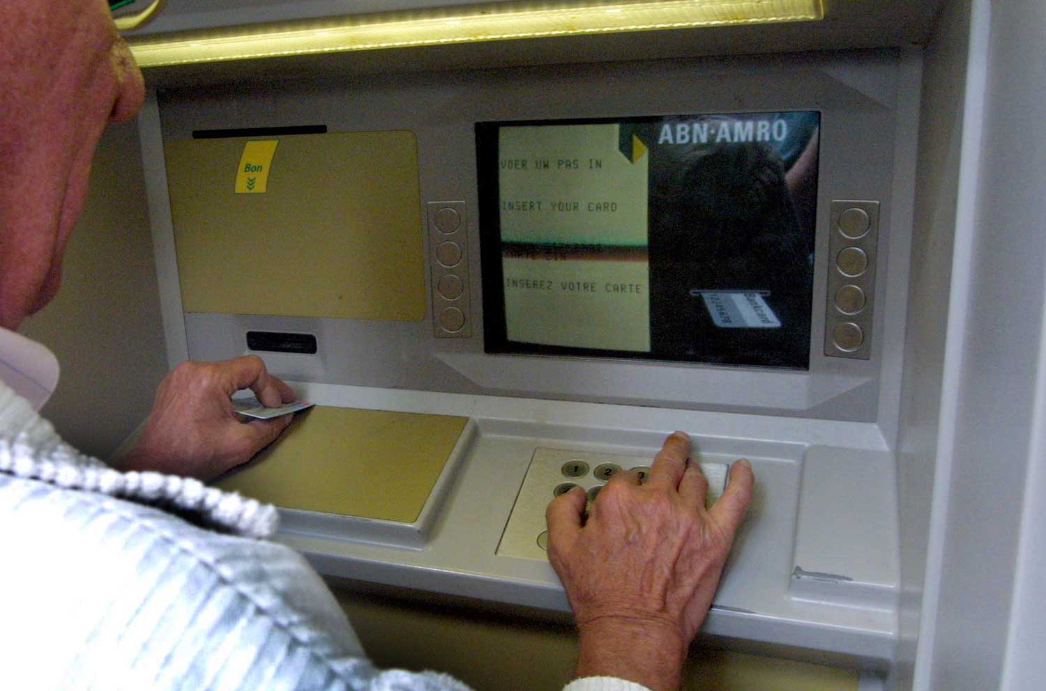 ouderen-geldautomaat-pinpas