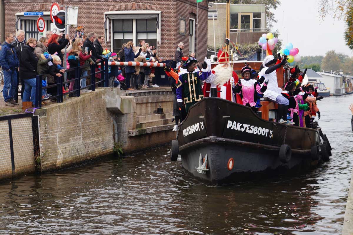 Sinterklaas en Pieten onder grote belangstelling in Heerenveen binnengehaald