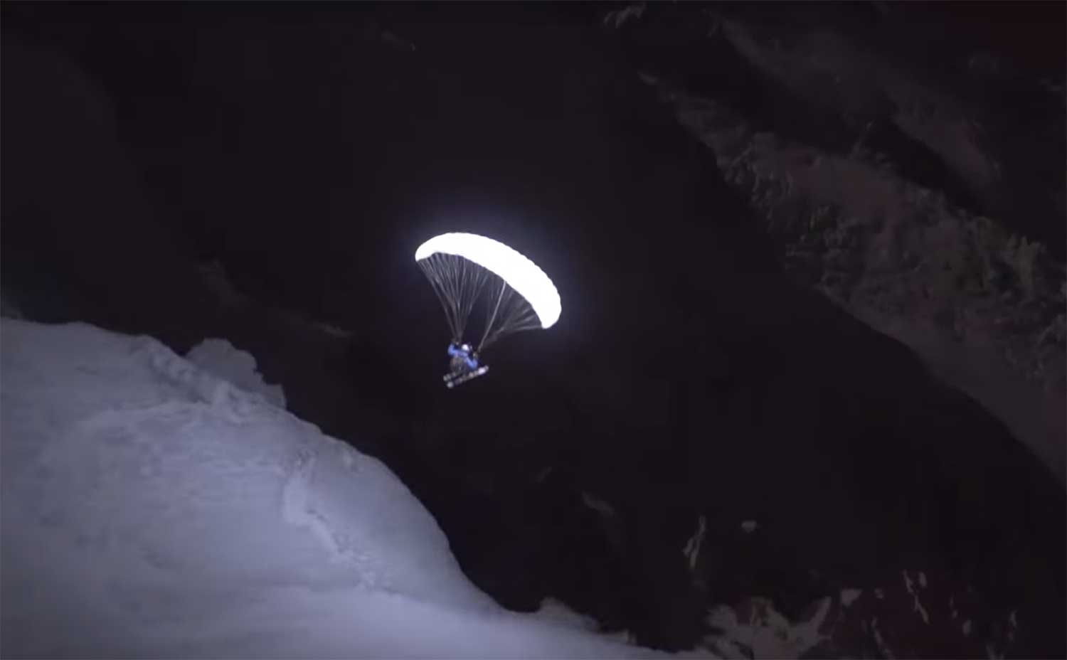 Spectaculaire nachtelijke afdaling verlichte paraglider van Mont Blanc