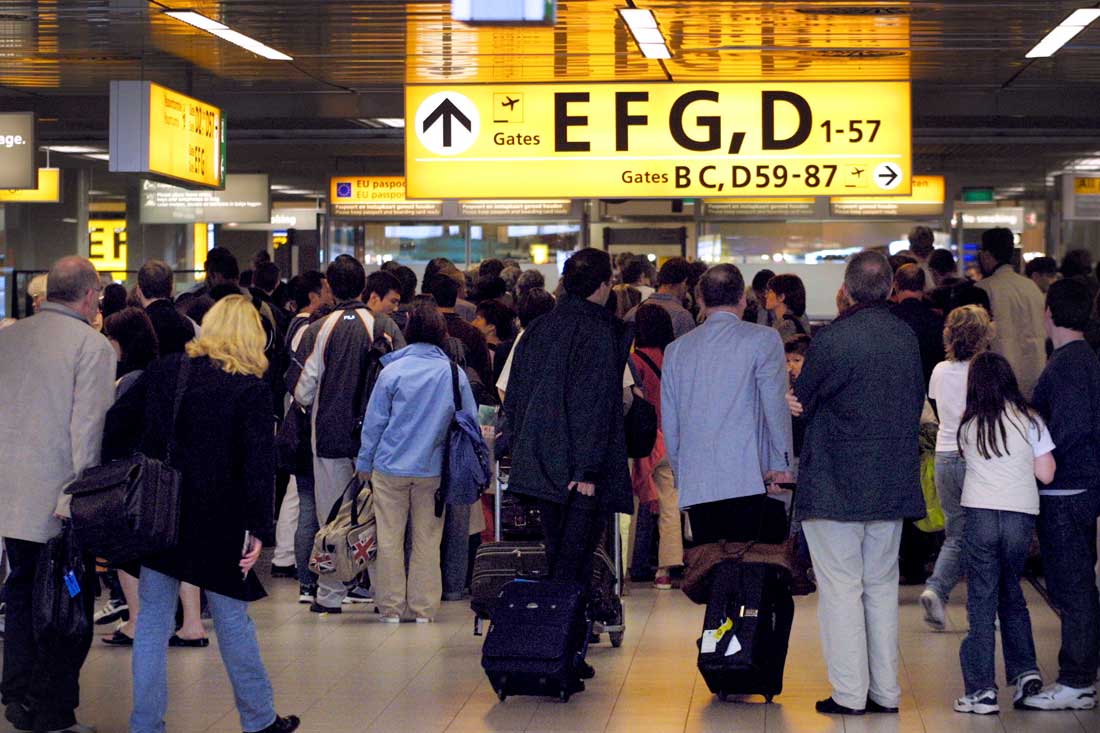 Schiphol vraagt om oplossing voor lange wachtrijen paspoortcontroles