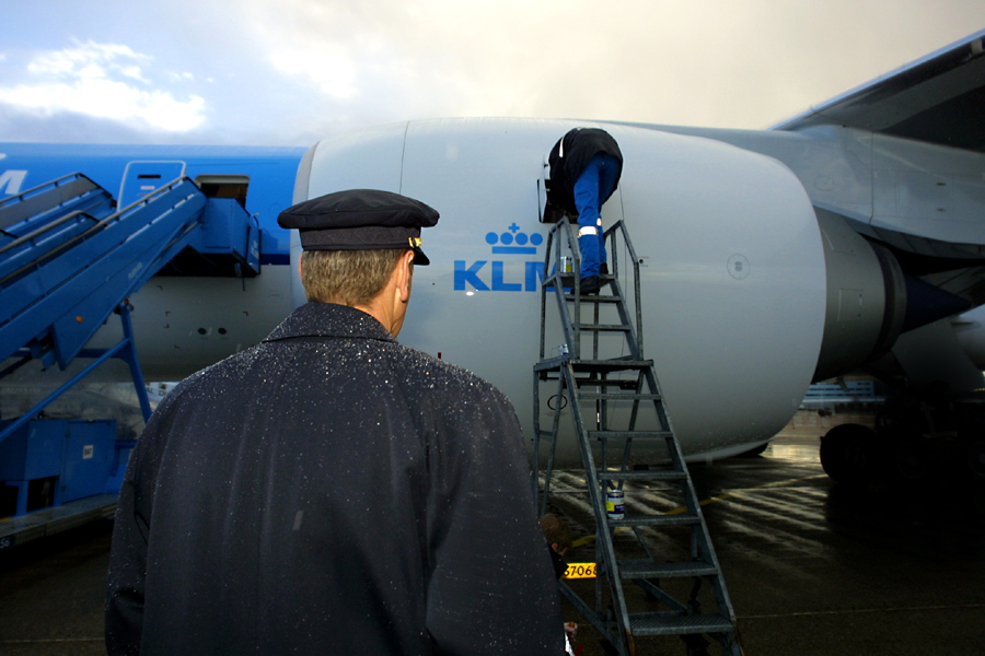 Foto van piloot bij KLM toestel | Archief EHF
