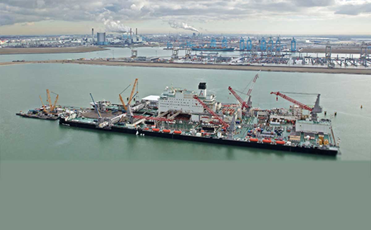 Grootste werkschip ter wereld vaart haven Rotterdam uit voor tests