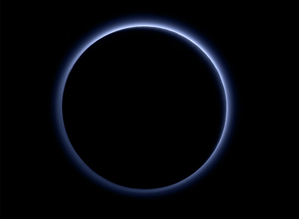 Wetenschappers vinden ijswater en blauwe luchten op Pluto