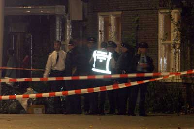 Foto van politie in donker en afzetlinten | Archief EHF