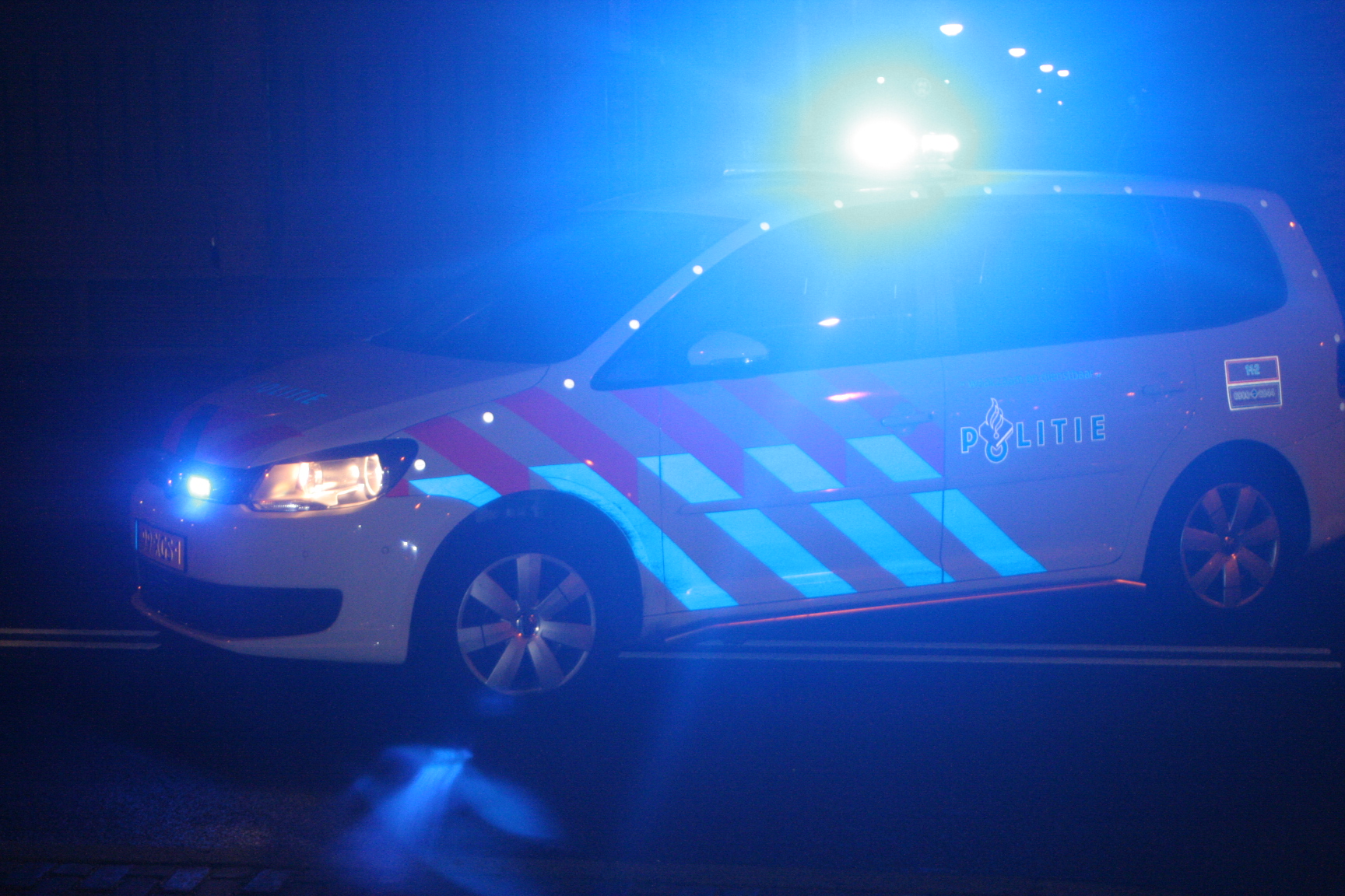 Foto van politieauto in het donker