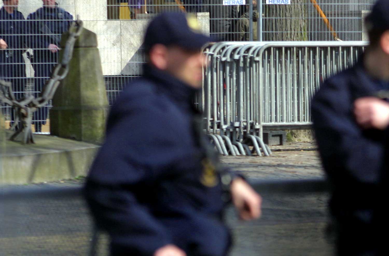 politie-beveiliging-hekken-demonstranten-Den Haag