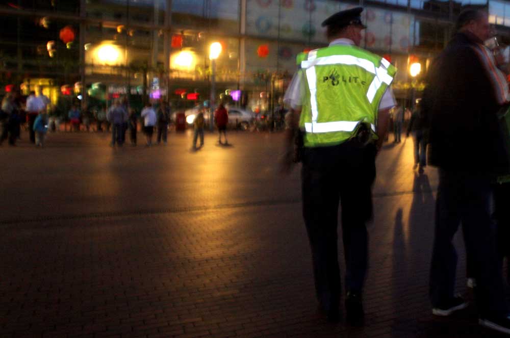 Foto van politie donker plein horeca | Archief EHF