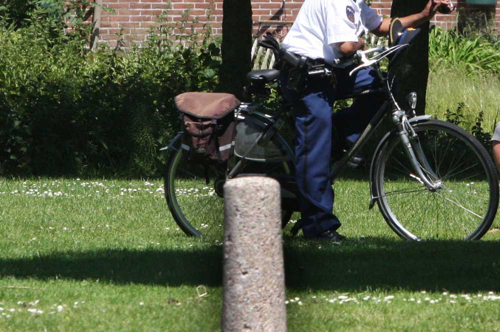 Foto van agent op fiets op grasveld | Archief EHF