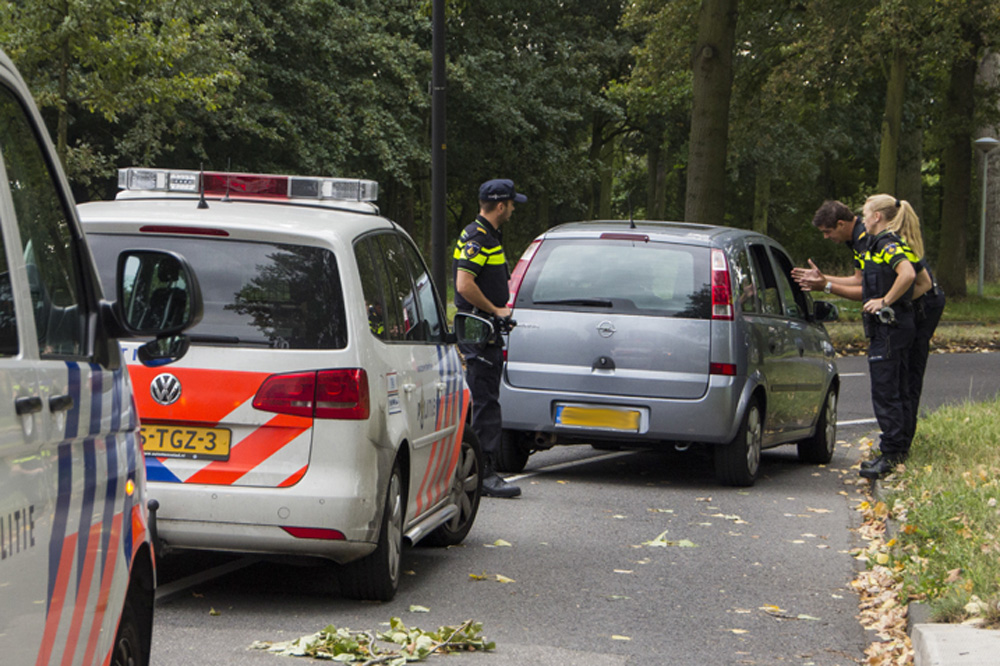 Politie omcirkelt wijk in Vlaardingen na beroving