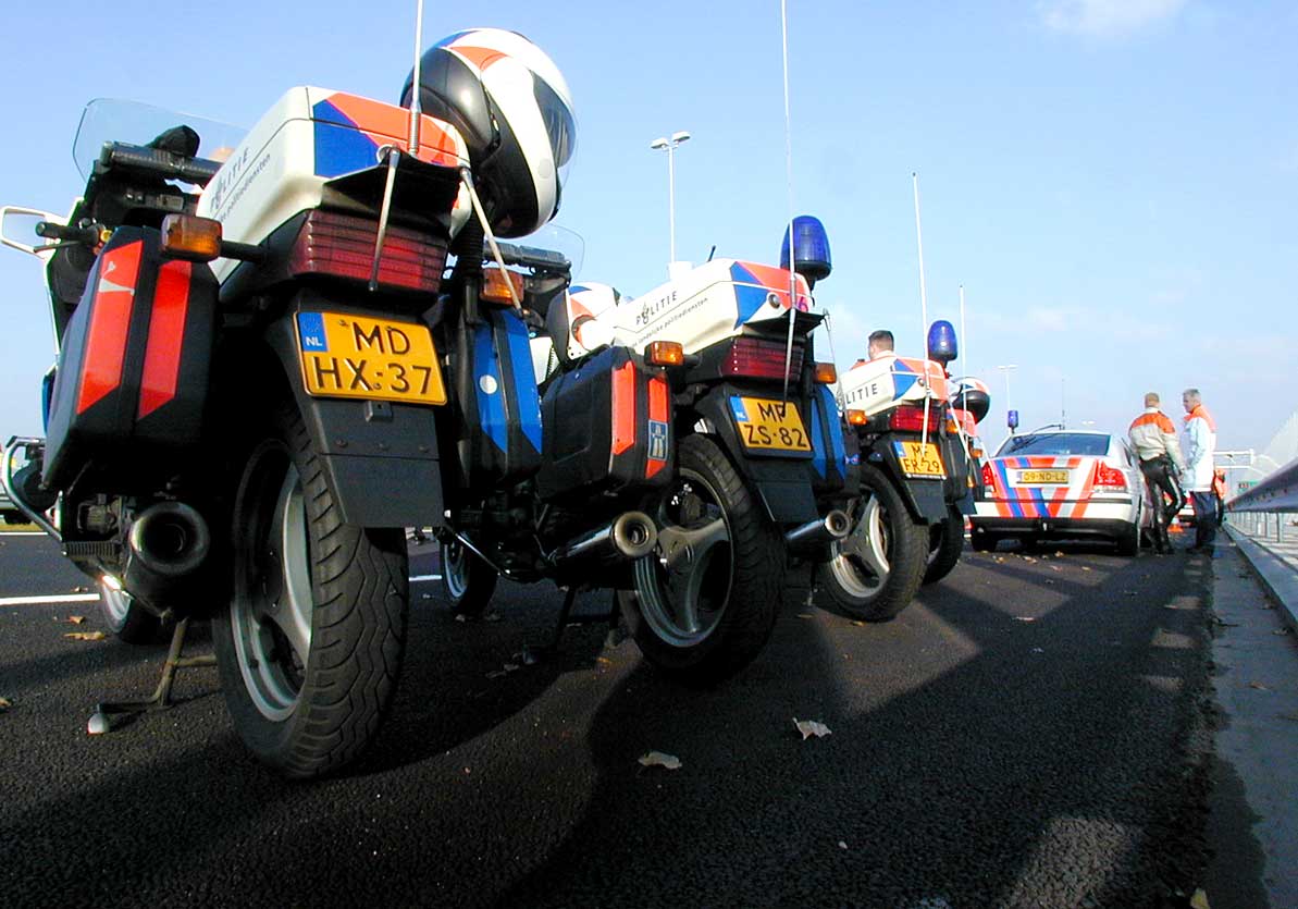 politiemotoren-snelweg-zon