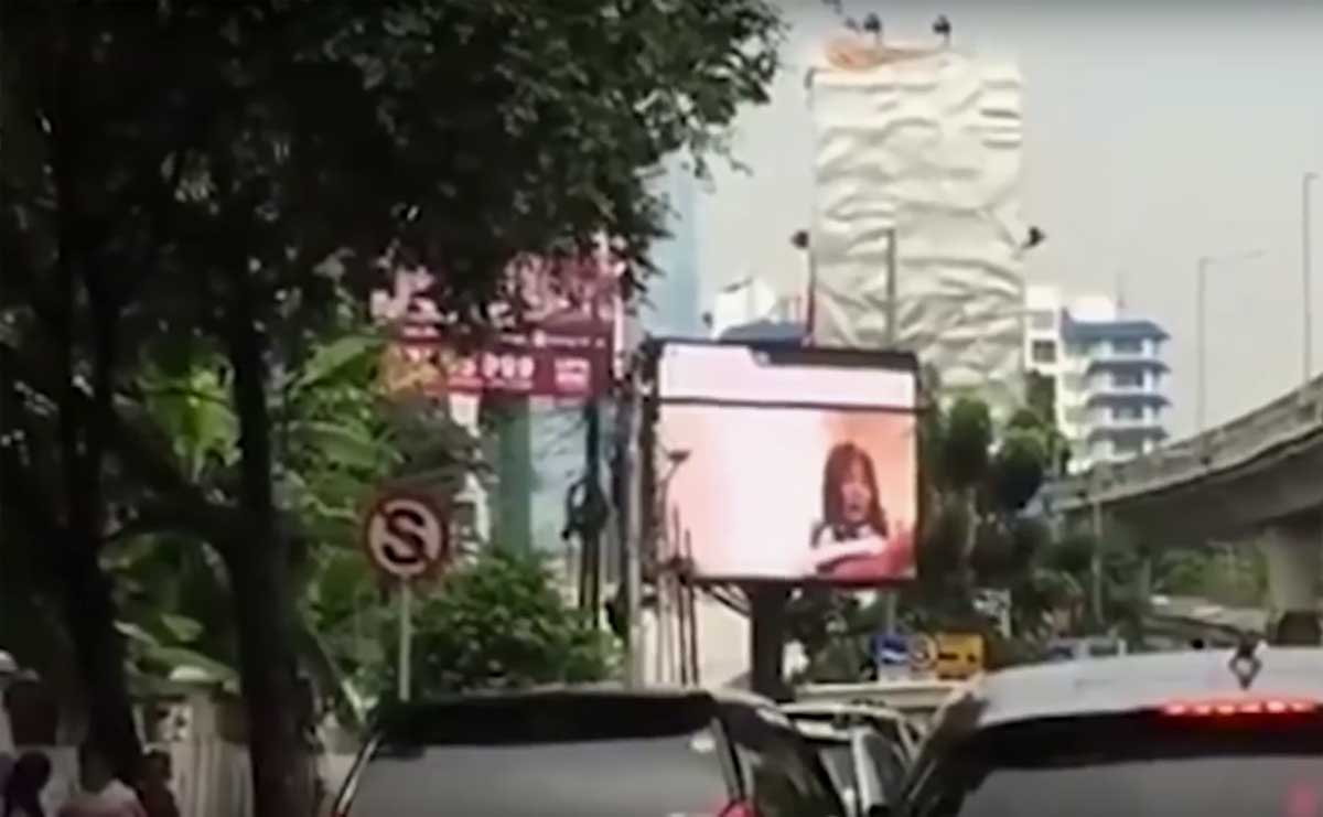 Harde porno op billboard verrast publiek in Zuid-Jakarta