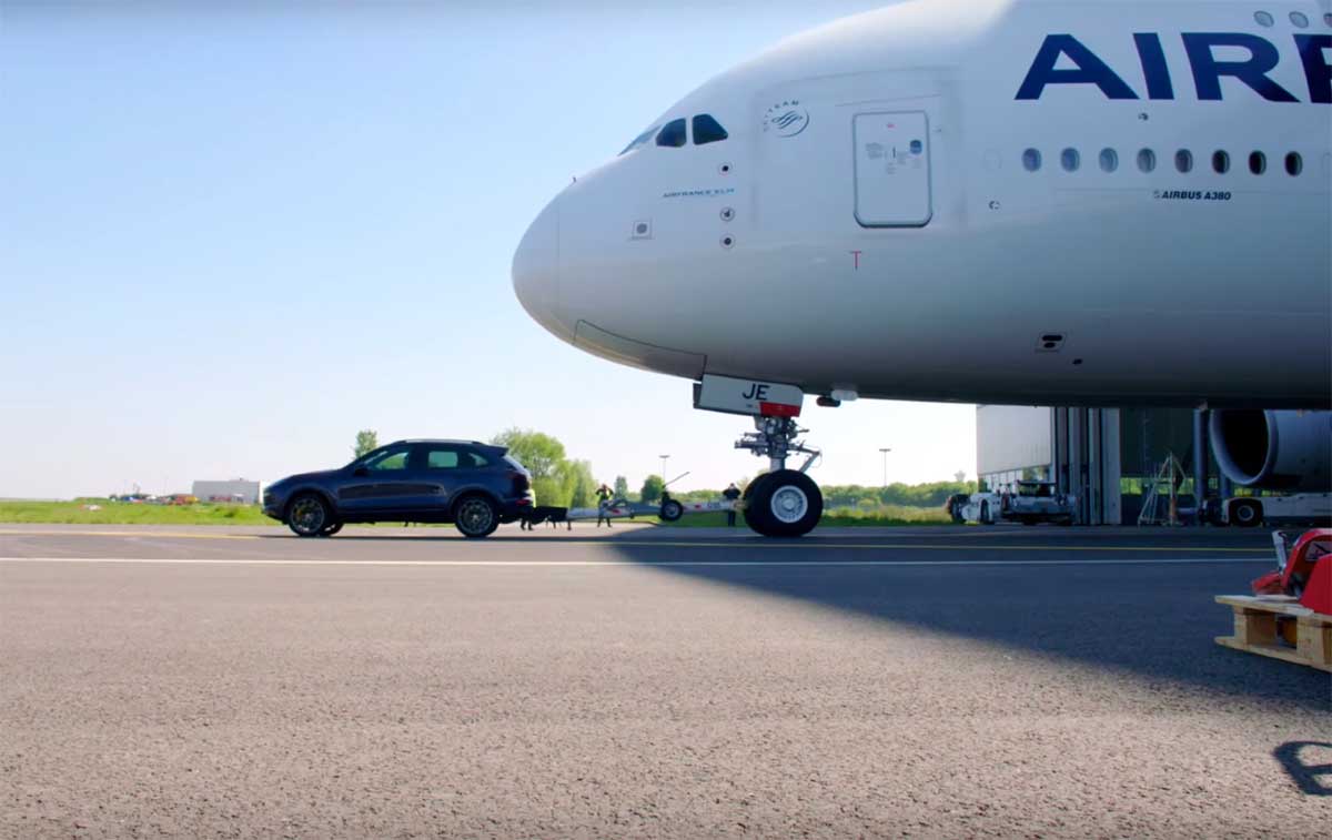 Standaard Porsche verplaatst Airbus A380 over afstand van 42 meter