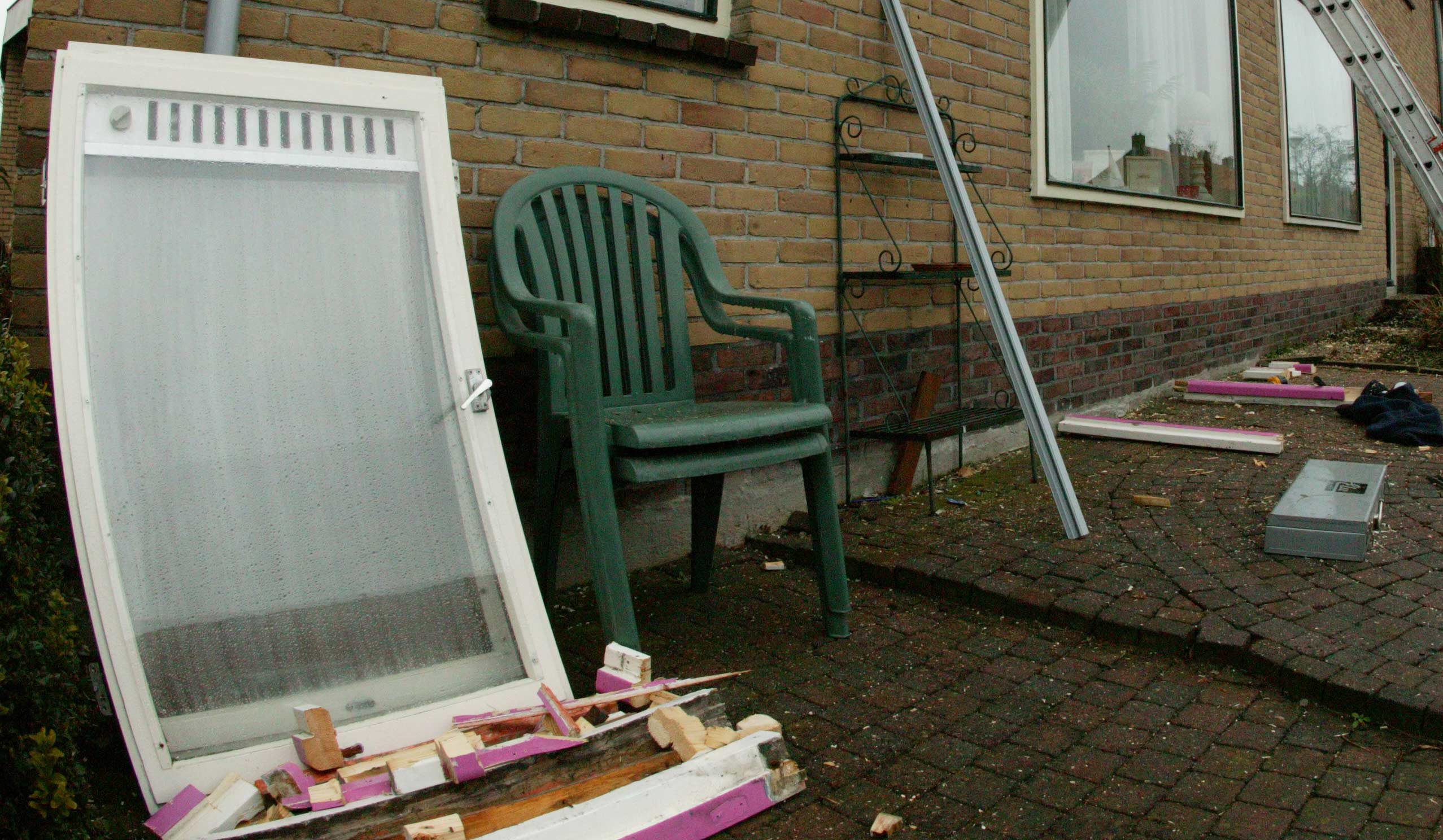 Man gooit ramen woningen in Prins Hendrikstraat in Alkmaar