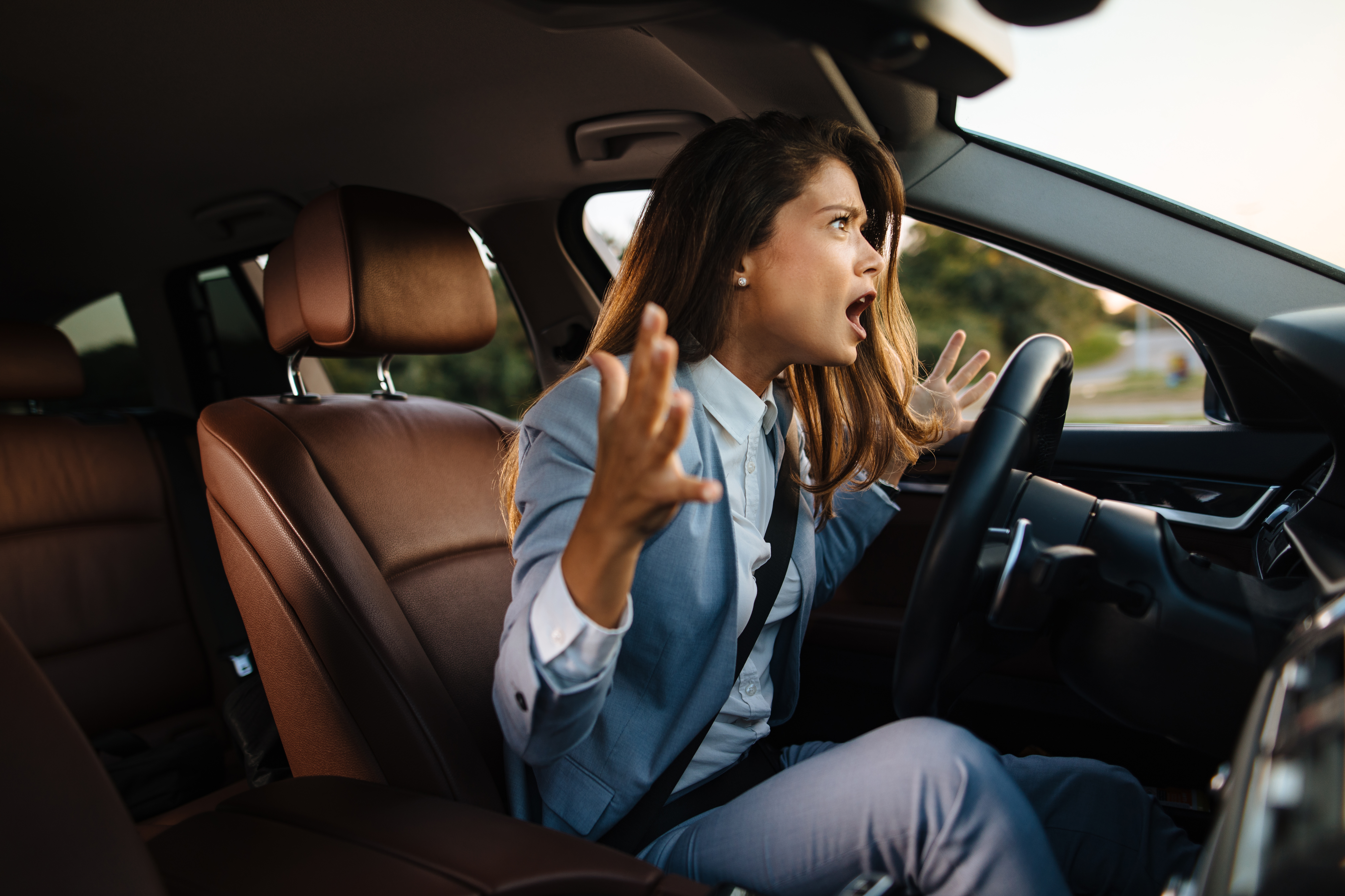 Vrouw boos achter het stuur