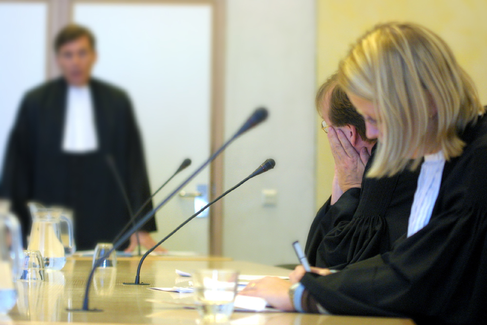 Foto van officier en rechter rechtbank | Archief EHF