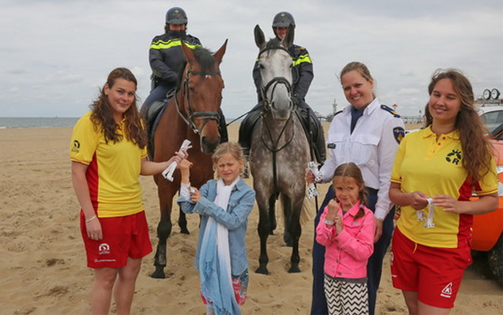 Actie met uitdelen 06-polsbandjes voor kinderen op strand van start gegaan